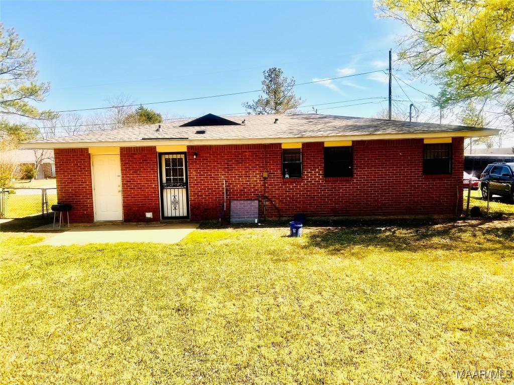 5531 E Shades Valley Dr, Montgomery, AL 36108 - rear view of property featuring a yard, fence, and brick siding