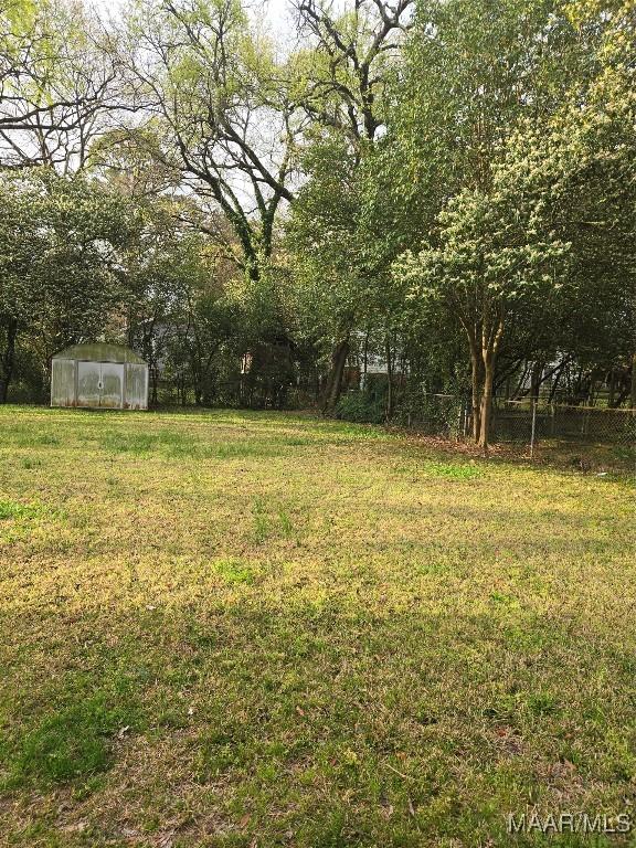 view of yard featuring a storage unit and an outdoor structure