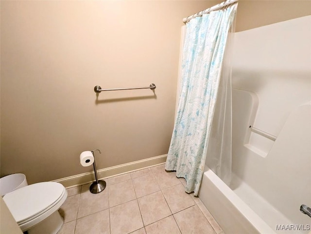 full bath with tile patterned floors, toilet, shower / tub combo with curtain, and baseboards