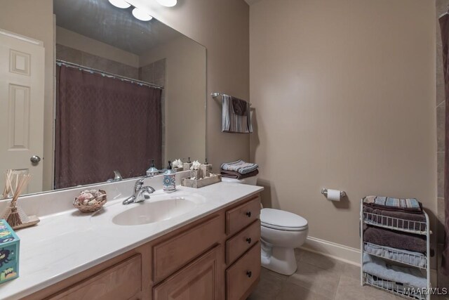 full bathroom featuring tile patterned floors, toilet, a shower with shower curtain, baseboards, and vanity