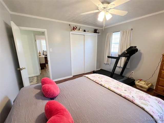 bedroom with crown molding, baseboards, a closet, and ceiling fan