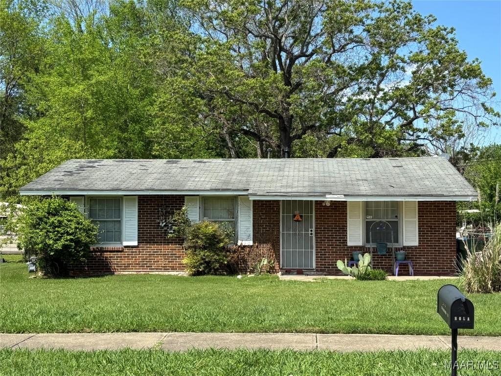 115 Kingswood Rd, Montgomery, AL 36108 - single story home featuring covered porch, a front yard, and brick siding