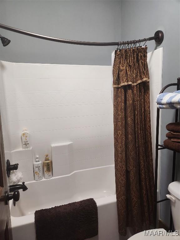 2085 Robinson Pond Rd, Prattville, AL 36067 - full bathroom featuring toilet and shower / tub combo