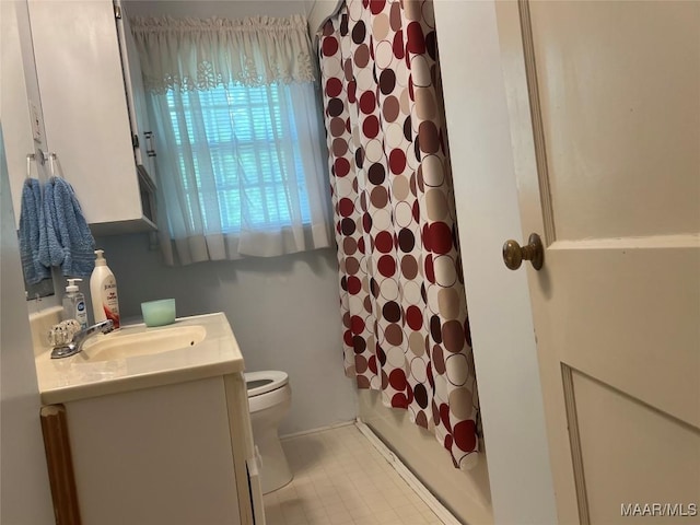 89 First Ave, Luverne, AL 36049 - full bath featuring toilet, vanity, and shower / tub combo with curtain