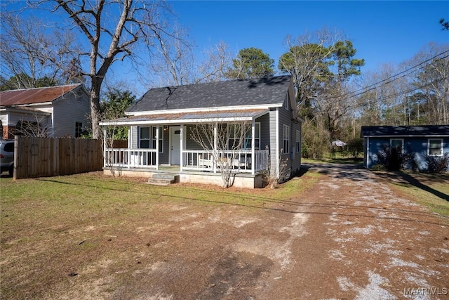672 Lower Kingston Rd, Prattville, AL 36067 - view of front of house featuring a front yard, a porch, a shingled roof, and fence