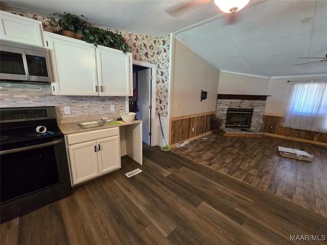 9100 Grier Rd, Wetumpka, AL 36092 - kitchen with appliances with stainless steel finishes, ceiling fan, wainscoting, crown molding, and dark wood-type flooring