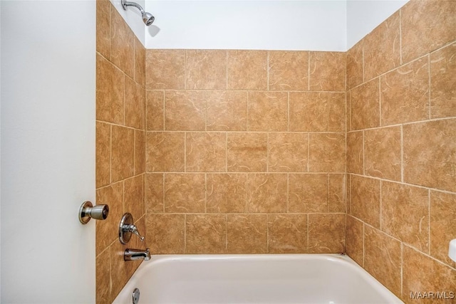 bathroom with bathtub / shower combination