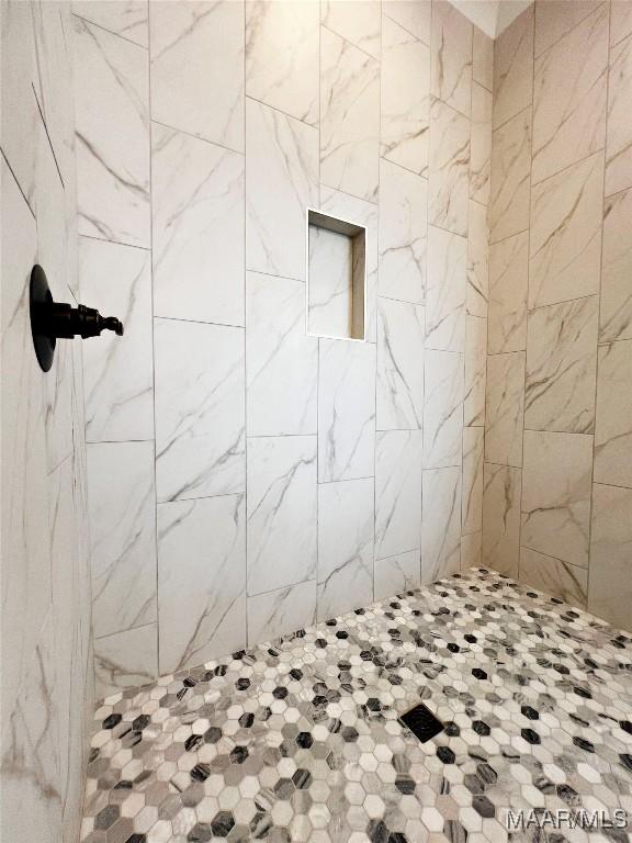228 Mountain Laurel Rdg, Wetumpka, AL 36093 - full bathroom with a tile shower