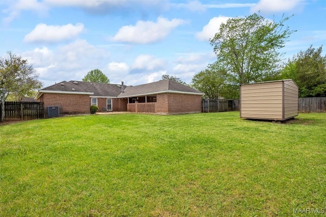 view of yard featuring a fenced backyard, a storage unit, an outdoor structure, and central AC