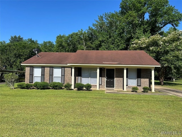 417 York Dr, Selma, AL 36701 - ranch-style home featuring brick siding and a front lawn
