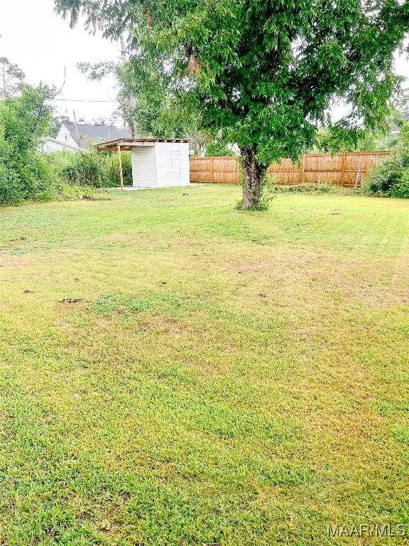 101 Hooper Dr, Selma, AL 36701 - view of yard featuring a carport