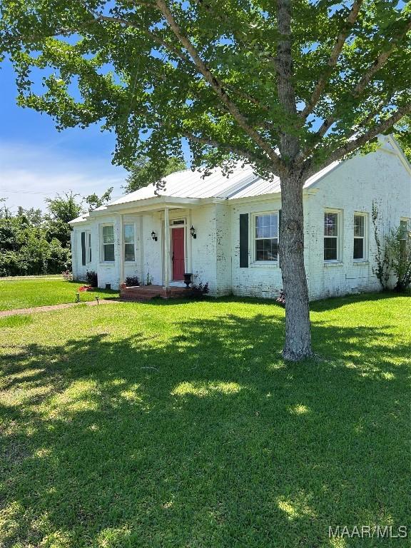 101 Hooper Dr, Selma, AL 36701 - view of front of property featuring a front lawn