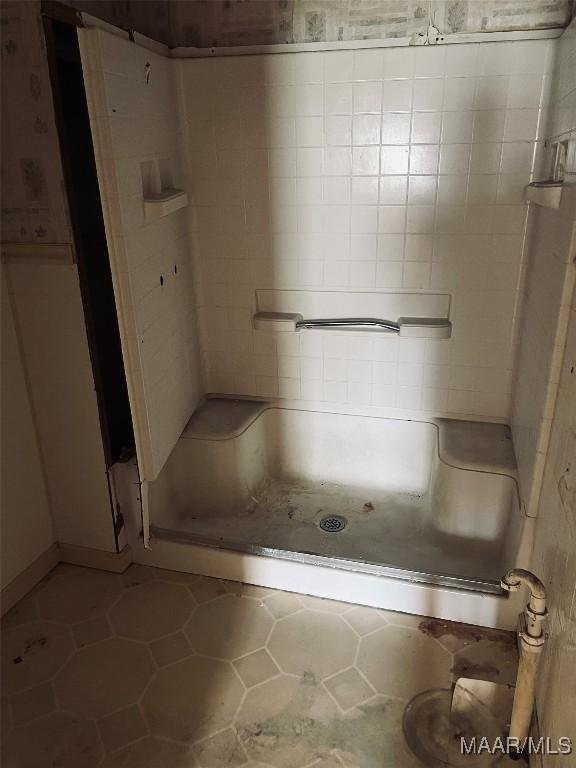 full bathroom featuring a stall shower