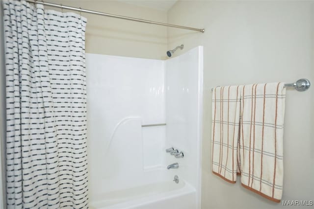 315 Lake Point Dr, Jacksons Gap, AL 36861 - full bathroom featuring shower / bathtub combination with curtain