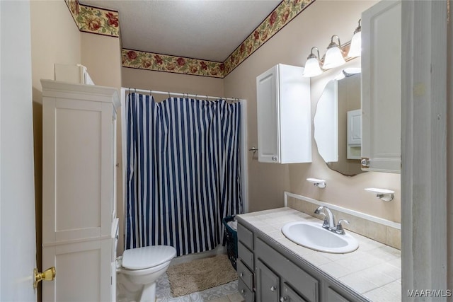 full bathroom featuring vanity, a shower with curtain, and toilet
