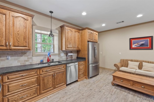 177 Tankersley Rd, Wetumpka, AL 36092 - kitchen with appliances with stainless steel finishes, light wood-style flooring, visible vents, decorative backsplash, and a sink