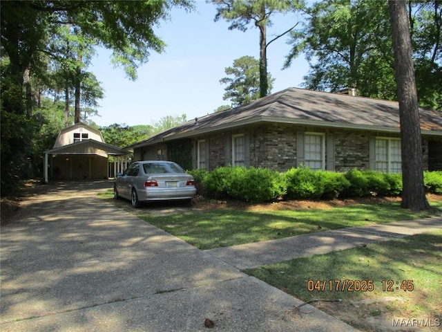 view of front facade featuring a carport and concrete driveway