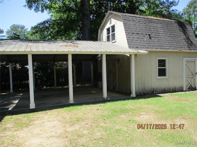 exterior space with a gambrel roof and a front yard