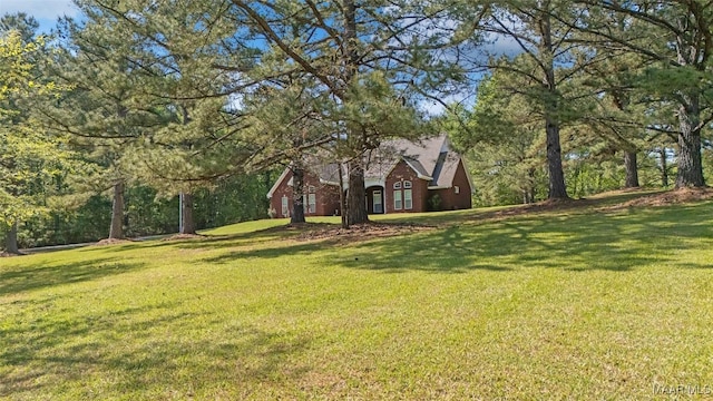 view of front of property featuring a front yard
