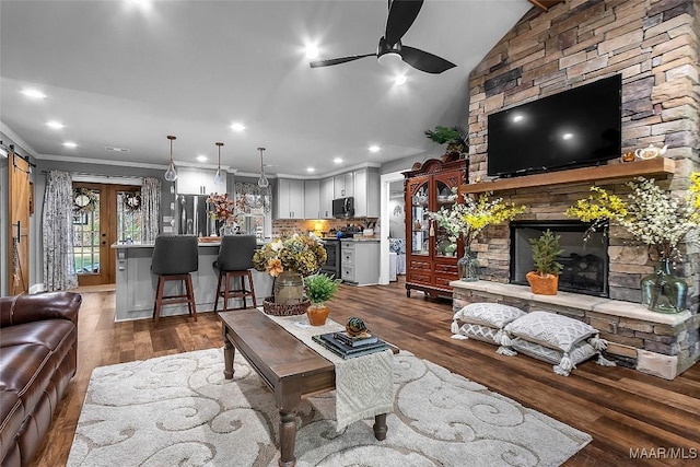 living room with recessed lighting, a barn door, lofted ceiling, dark wood-type flooring, and ceiling fan