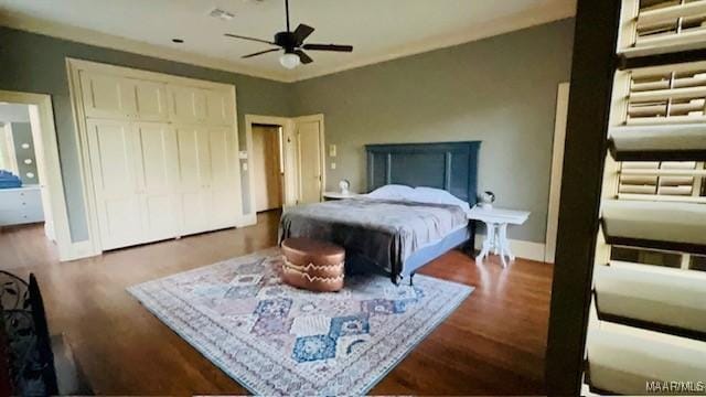 bedroom featuring wood finished floors, baseboards, and ceiling fan