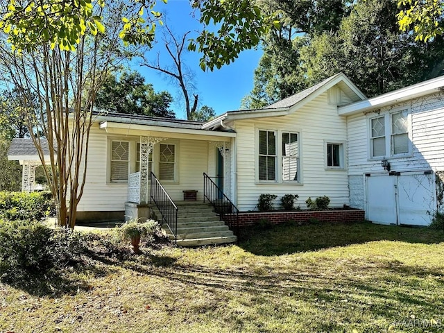 single story home featuring a front lawn