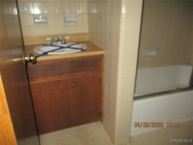 bathroom featuring a sink