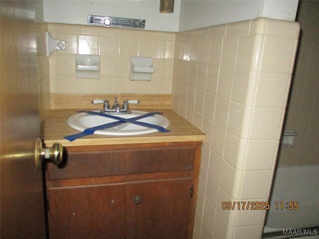 bathroom with vanity and decorative backsplash