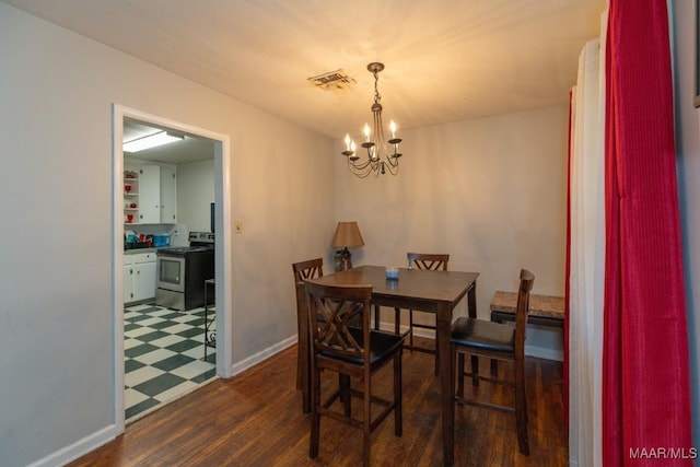 dining room featuring visible vents, a notable chandelier, baseboards, and dark wood finished floors