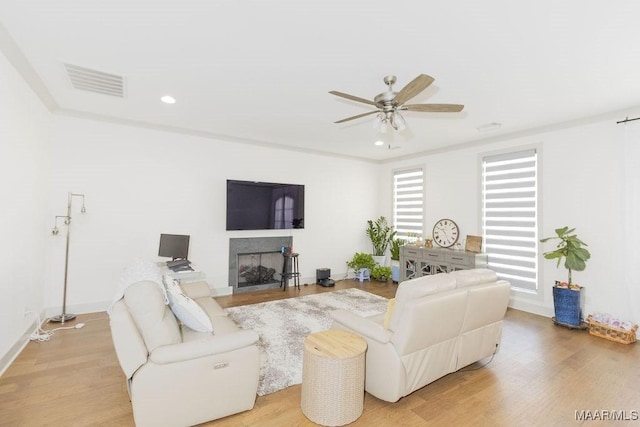 living area with recessed lighting, visible vents, ceiling fan, and light wood-type flooring