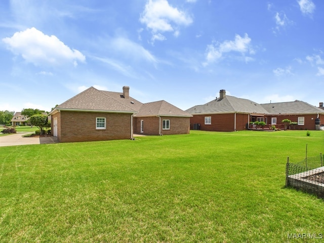 view of yard featuring driveway
