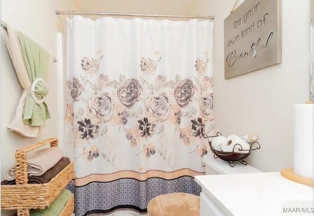 7648 Steele Ridge Dr, Montgomery, AL 36117 - bathroom featuring toilet, vanity, and a shower with shower curtain