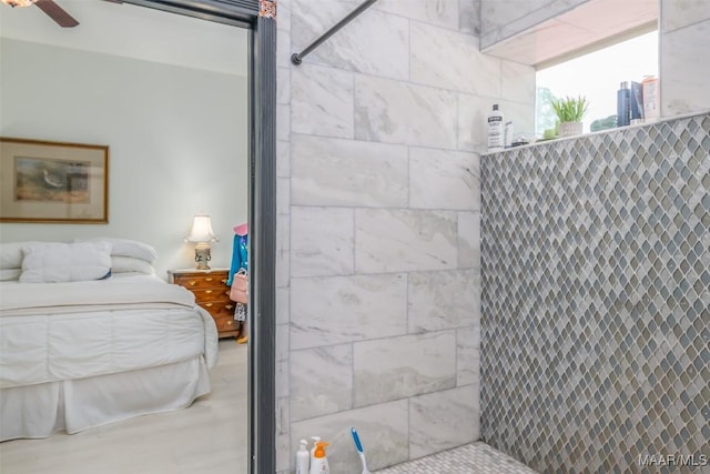 full bath featuring tiled shower and ceiling fan
