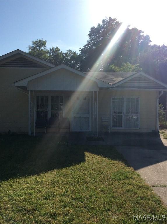 view of front of property featuring covered porch and a front lawn