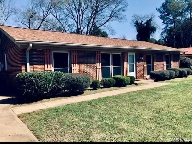222 Woodbine St, Selma, AL 36701 - ranch-style home featuring brick siding and a front yard