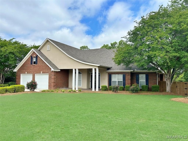 view of front of house featuring brick siding, fence, and a front yard