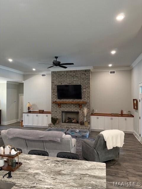 169 Foxfire Ct, Wetumpka, AL 36092 - living area featuring a ceiling fan, crown molding, baseboards, dark wood-style floors, and recessed lighting
