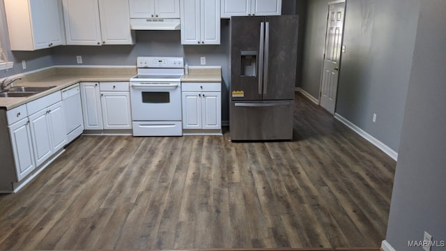 kitchen featuring dark wood finished floors, a sink, under cabinet range hood, white appliances, and white cabinetry