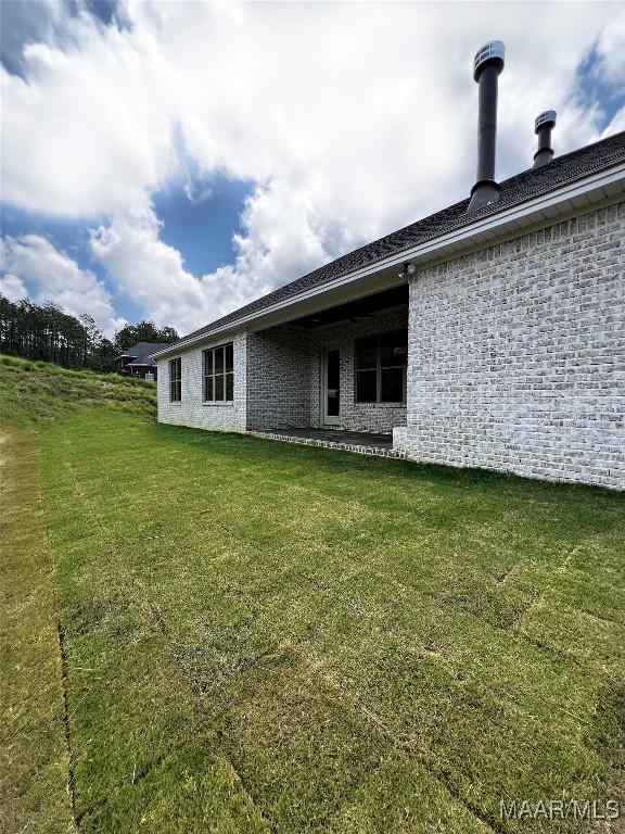 171 Mountain Laurel Rdg, Wetumpka, AL 36093 - rear view of house featuring a lawn and brick siding