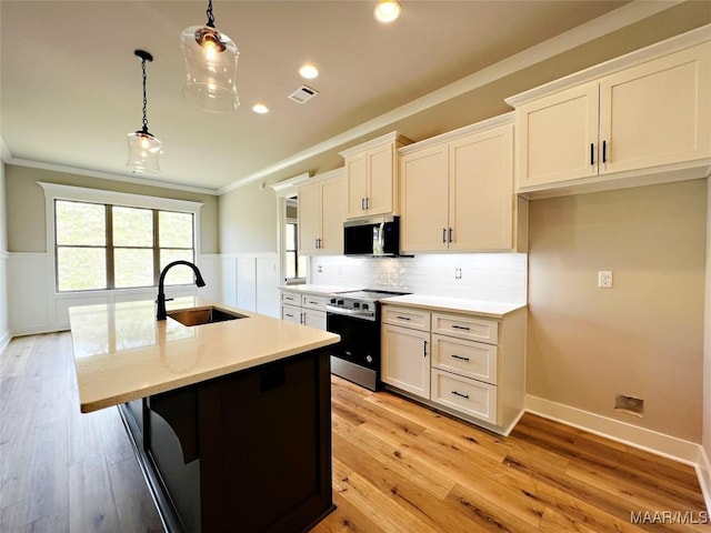 171 Mountain Laurel Rdg, Wetumpka, AL 36093 - kitchen featuring a sink, appliances with stainless steel finishes, ornamental molding, a kitchen island with sink, and pendant lighting