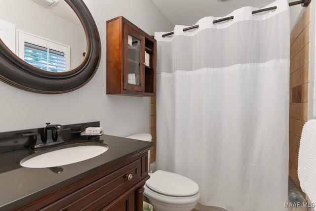 bathroom with toilet, a shower with curtain, and vanity