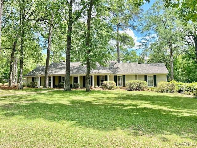ranch-style home featuring a front yard