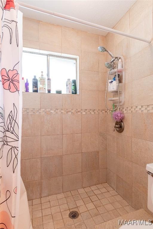 bathroom featuring tiled shower