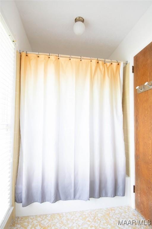 206 Choctaw Dr, Montgomery, AL 36117 - full bath with a shower with shower curtain