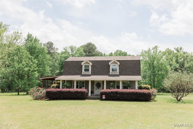 2755 Cherokee Trl, Tallassee, AL 36078 - view of front facade featuring a gambrel roof, a front lawn, and a shingled roof