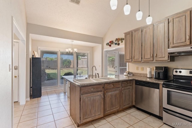 8800 Oak Meadow Ct, Montgomery, AL 36116 - kitchen featuring stainless steel appliances, a sink, a peninsula, lofted ceiling, and under cabinet range hood