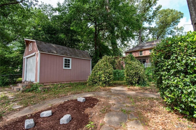 view of yard featuring an outdoor structure and a garage