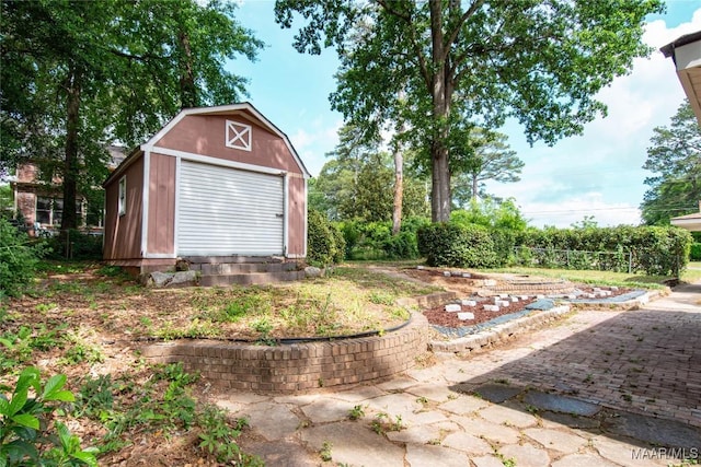 view of yard with an outdoor structure