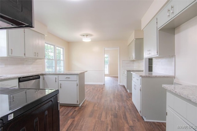 kitchen with stainless steel dishwasher, a peninsula, dark wood-style floors, and decorative backsplash