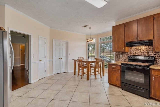 kitchen featuring crown molding, electric range, stainless steel fridge, under cabinet range hood, and visible vents